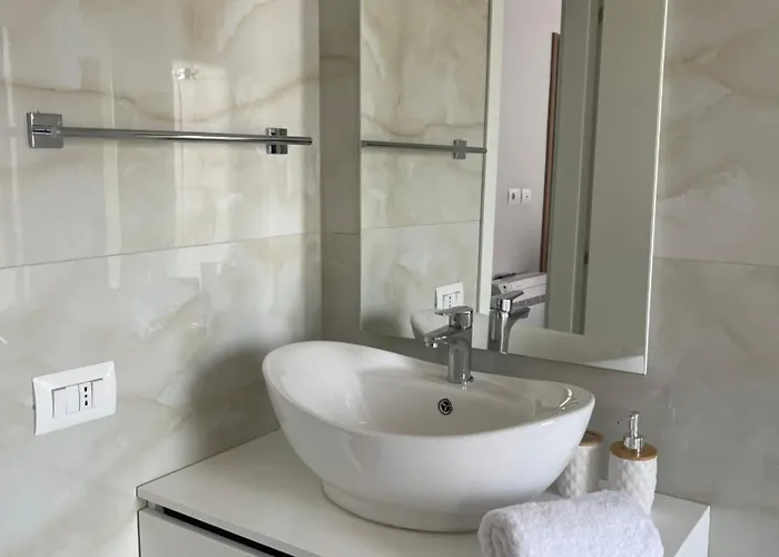 New Bazaar, Grand * Tirana